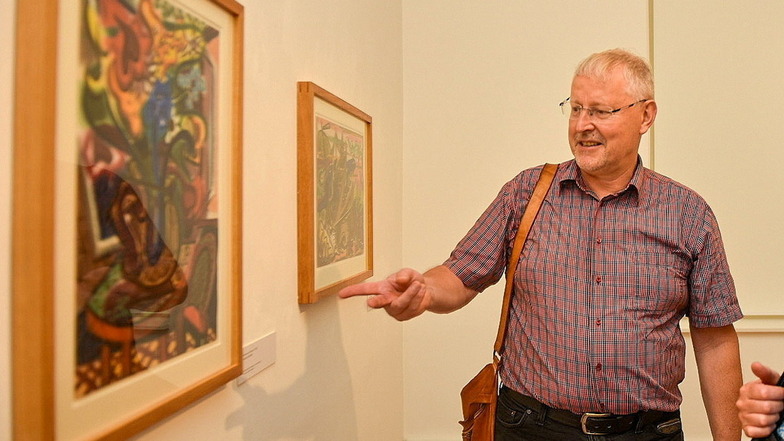 Besucher Gerald Leuschner bei einem Rundgang durch die Ausstellung mit Bildern von Hans Christophs.