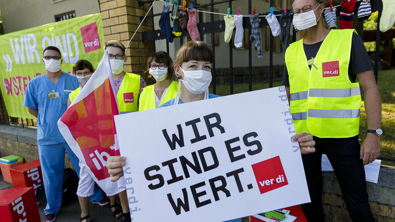 Leere Socken und Protest vorm Görlitzer Krankenhaus am Montag.