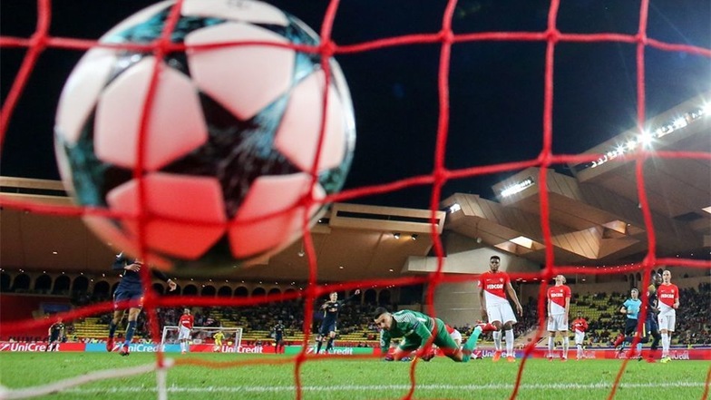 Monacos Torwart Danijel Subasic sieht dem Ball im Tor hinterher.