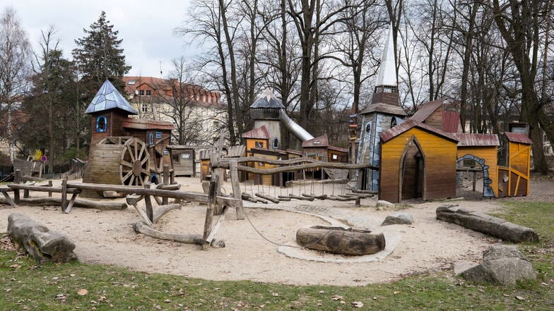 So sah der ursprüngliche Spielplatz im Görlitzer Stadtpark aus. Der neue ist noch bis zum Wochenende abgeschirmt von Bauzäunen.