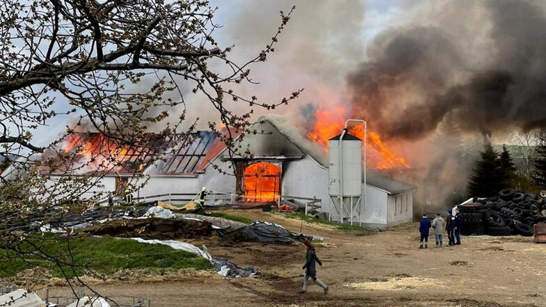 Donnerstagabend standen zwei Landwirtschaftsgebäude in Cunnersdorf in Flammen.