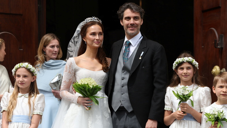 Ludwig Prinz von Bayern und seine Frau Sophie-Alexandra Prinzessin von Bayern stehen nach ihrer kirchlichen Hochzeit mit Blumenkindern und Pagen vor der Theatinerkirche in München.