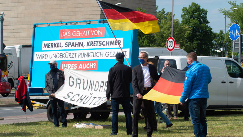 Die Dresdner AfD ging am Freitagnachmittag für eine Beendigung aller Corona-Maßnahmen auf die Straße.