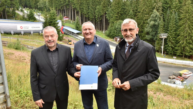 Für den Umbau der Bobbahn hat Sachsens Innenminister Armin Schuster (re.) Bobbahnchef Jens Morgenstern und Landrat Michael Geisler (li.) finanzielle Unterstützung zugesichert.