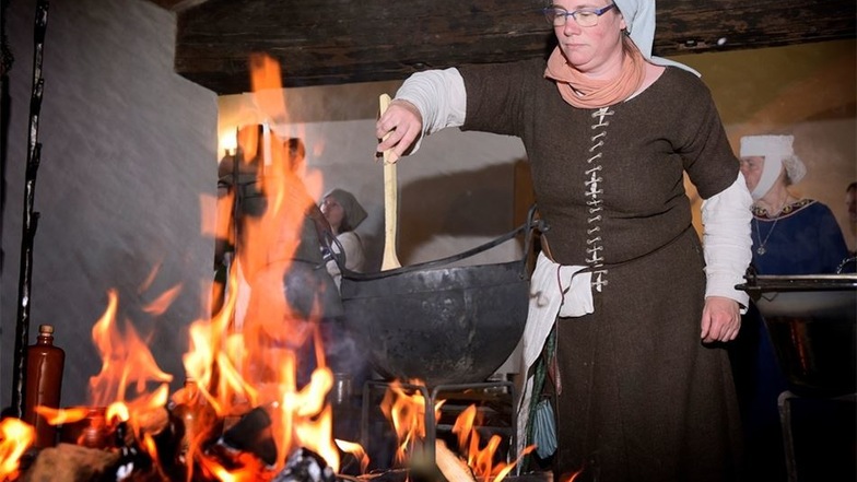 Neben Kämpfen der Ritter und Söldner gehört auch das Zubereiten der Speisen, wie es die erste Küchenmagd Anja Kissling zeigt, dazu.