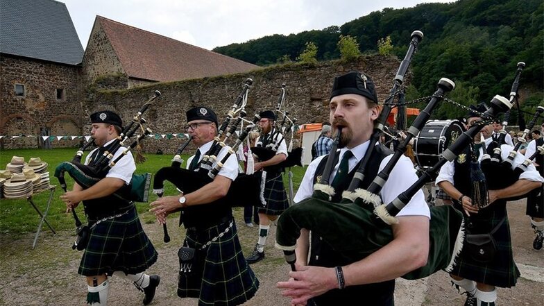 Die Dresden Pipes and Drums unterhalten die Gäste im Kloster Buch mit traditioneller schottischer Musik.