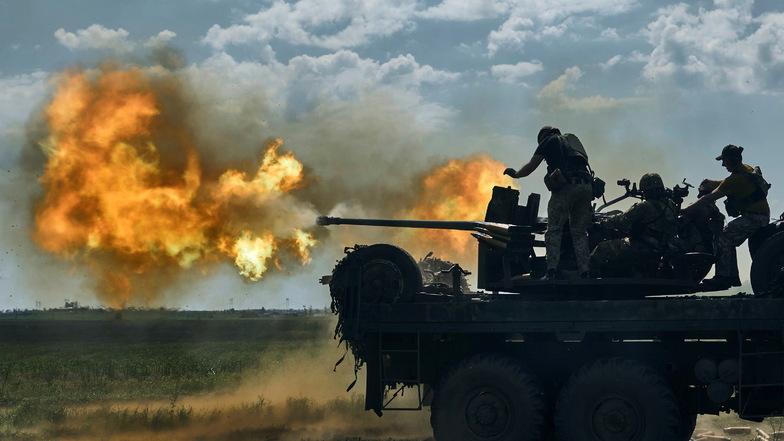 Ukrainische Soldaten feuern eine Kanone in der Nähe von Bachmut ab, einer Stadt im Osten des Landes, in der heftige Kämpfe gegen russische Truppen stattfinden.