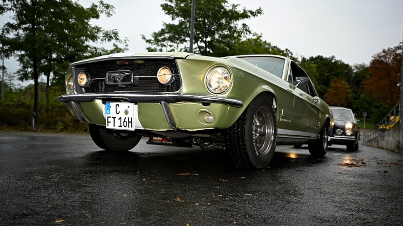 Ford Mustang, Baujahr 1967, mit Fahrerin Franziska Pfalz und Beifahrer Karsten Hütter.