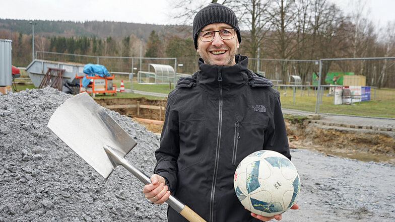 Bauarbeiten für ein neues Sportlerheim haben jetzt in Wilthen begonnen. Der Vorsitzende des Fußballvereins, Heiko Knoppik, freut sich auf mehr Platz, zusätzliche Umkleiden, moderne Duschen und Büroräume.