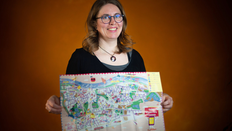 Zufrieden hält Antje Skupin ihren neuen Stadtplan für Leuben in den Händen. Die bunte Gestaltung der Kinder ist sofort zu erkennen.