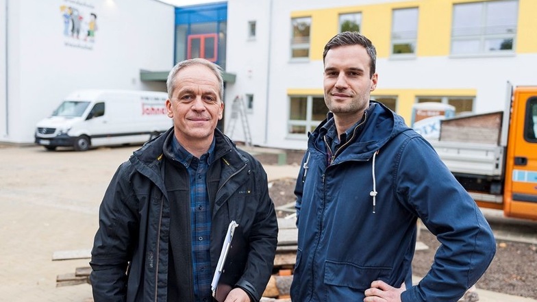 Lutz Sperlich (links) vom Görlitzer Ingenieurbüro Eichler & Heinrich sowie Manuel Auster vom Hochbauamt freuen sich über die neue Schule.
