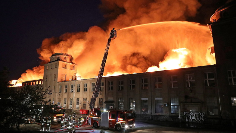 Dieser Brand bleibt in Erinnerung: Im Juni stand eine Halle im Industriegelände in Flammen, tagelang kämpfte die Feuerwehr gegen den Brand.