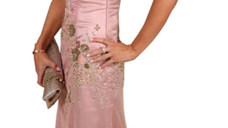 Ein eigener Entwurf war das roséfarbene Kleid von Jennifer Wegat. Geschneidert wurde es bei Myrelle Couture in Dresden. Zart: Die Stickereien an der rechten Schulter.