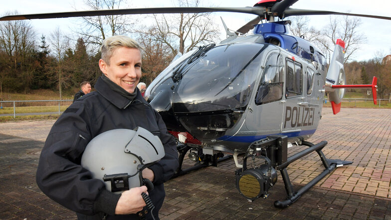 Anja Ryberg vor ihrem Arbeitsplatz: Sie ist die einzige weibliche Pilotin in der Hubschrauberstaffel der sächsischen Polizei.