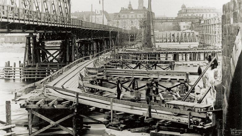 Der Bau der neuen Augustusbrücke ist 1908 in vollem Gange. Links daneben ist die Behelfsbrücke, über die auch die Straßenbahn fuhr.