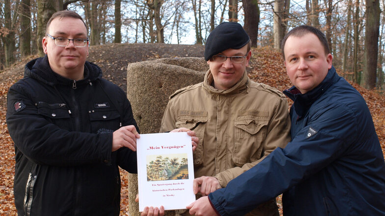 Die Autoren des Buches „Mein Vergnügen“ Marcel Scholze, Thomas Penk und Jens Neumann (v.l.) zeigen ihr Buch vor der „Schordan- Säule“ in der Parkanlage „Alt-Monplaisir“.