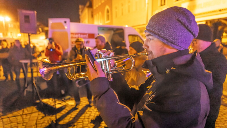 Ein knappes Dutzend Musiker der Banda Comunale war aus Dresden gekommen, um den Protest musikalisch zu unterstützen.