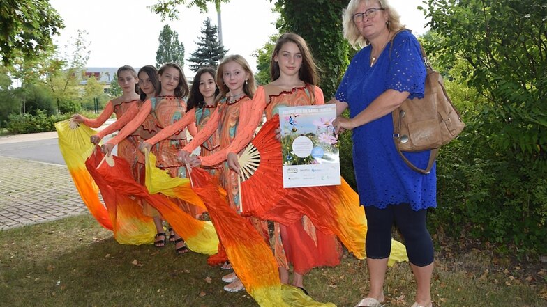 Birgit Radeck von der RAA Hoyerswerda und Kinder der Tanzgruppe, die als „Feuerblumen“ am 21. August in der KulturFabrik auftreten werden.