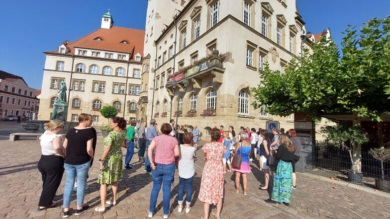 Die Mitarbeiter und Besucher des Rathauses warten auf dem Obermarkt, bis Entwarnung gegeben wird.