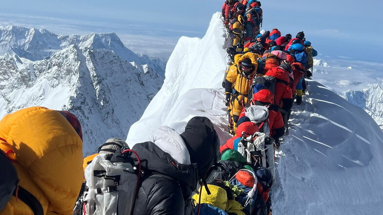 Bergsteiger und Bergführer sind zwischen dem Südgipfel und der Hillary-Stufe des Mount Everest gestrandet, nachdem ein Einsturz die mit Seilen befestigte Route beschädigt hat.