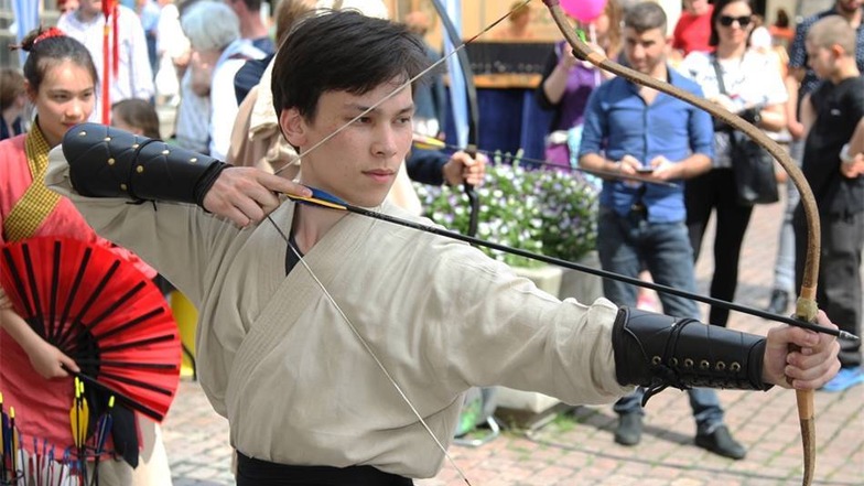 Eike Opfermann (18) aus Dresden vom Chinesisch-Deutschen Zentrum beim traditionellen Bogenschießen.