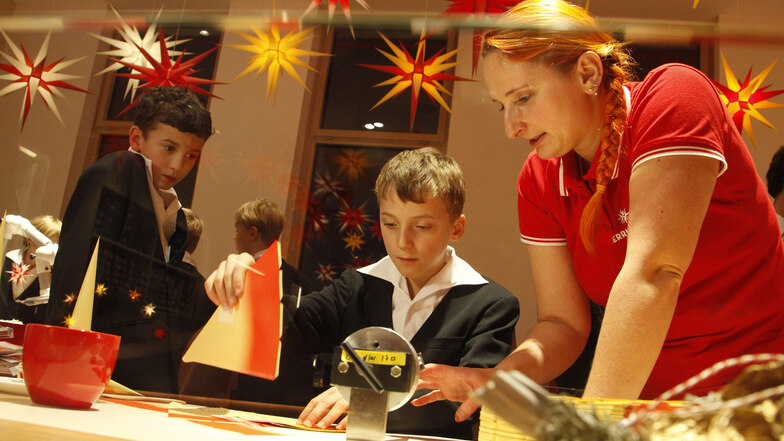 Die Herrnhuter Sternemanufaktur lädt von 10 bis 18 Uhr alle Kinder zum Sternebasteln und Spielen an vielen Attraktionen ein.