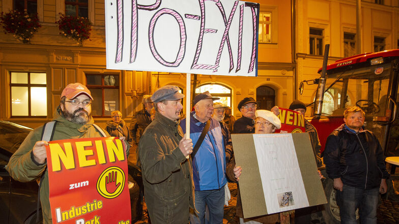 Protestierende IPO-Gegner vor dem Pirnaer Rathaus: Was hier passiert, hat mit Demokratie nichts mehr zu tun.