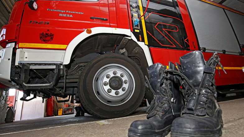 Rein in die Stiefel, raus aus den Stiefeln: In anderthalb Stunden mussten Riesas Feuerwehren am Donnerstagabend neunmal ausrücken.