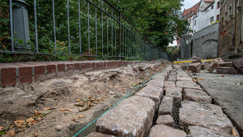 An der Schlossstraße in Leisnig ist eine Stützmauer stabilisiert worden. Wasser war eingedrungen und hatte den Mörtel ausgespült. Deshalb gibt es jetzt auch eine neue Entwässerung.