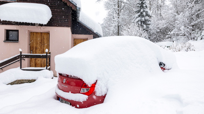 Ein schneebedecktes Auto steht auf einer Straße in der Nähe von Volary in Tschechien.