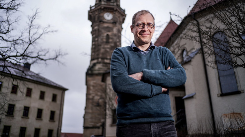 Pfarrer Johannes Schreiner, hier vor der Radeberger Stadtkirche, sieht eine zunehmende Entfremdung zwischen Kirche und Menschen. "Aber man kann auch Kirche sein, wenn wir weniger Menschen sind."