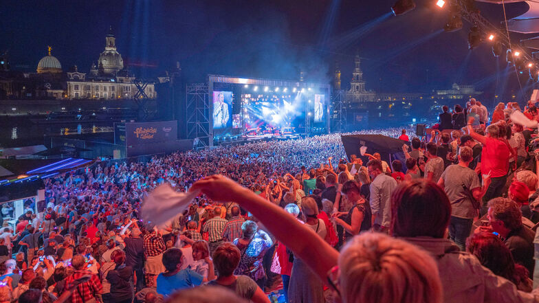 Zu den Kaisermania-Konzerten am Elbufer kommen jedes Jahr insgesamt 50.000 Besucher.