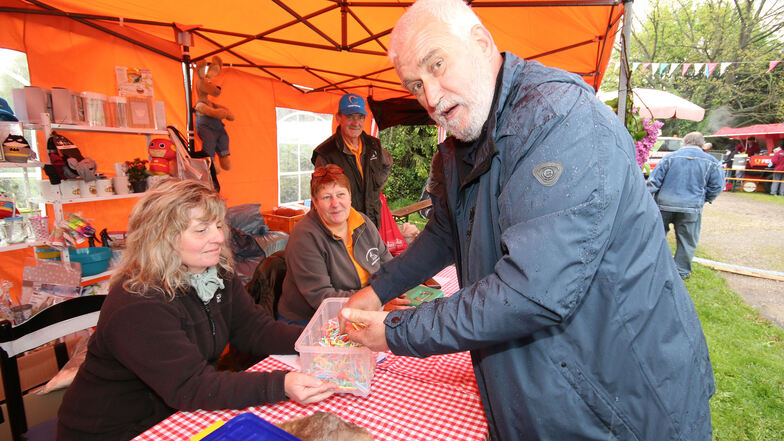 Eckhard Beuchler, Vorsitzender des Rassekaninchenzuchtvereins Döbeln, greift beim Frühlingsfest kräftig in die Loskiste und unterstützt damit das Tierheim Ostrau.