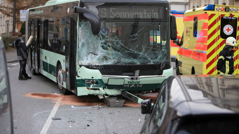 Kleintransporter kracht auf der B 172 in Pirna ungebremst in einen Linienbus