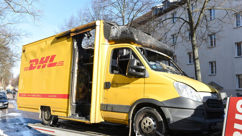 DHL-Transporter brennt in Leipzig aus