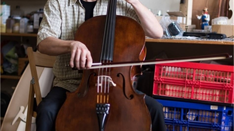 Sanft setzt Steffen Friedel den Bogen beim Streichen über die Saiten des Cellos.