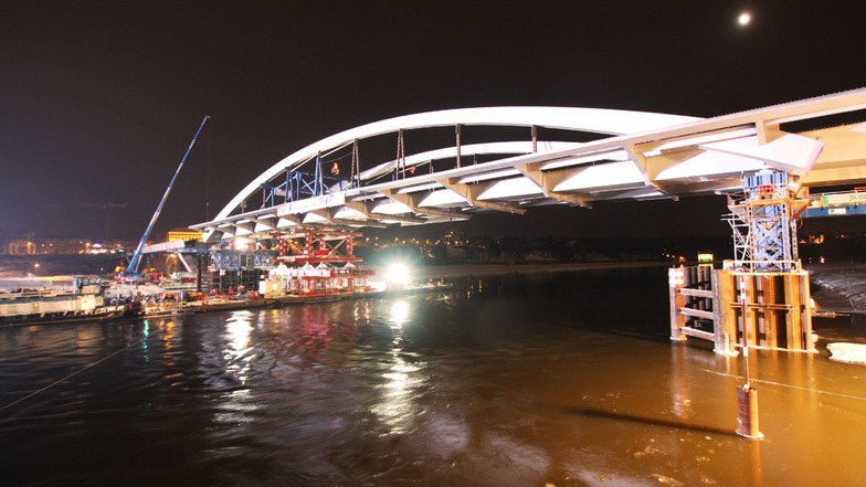 Am 19. Dezember 2010 schwimmt der Bogen in die Brückenmitte. Die holländischen Spezialisten haben Präzisionsarbeit geleistet.