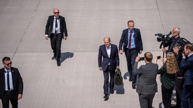 Bundeskanzler Olaf Scholz steigt in Begleitung von Personenschützern, Beamten des Bundeskriminalamts BKA, in einen Regierungsflieger um zum Treffen mit den Regierungschefs der baltischen Staaten in Tallinn zu reisen.