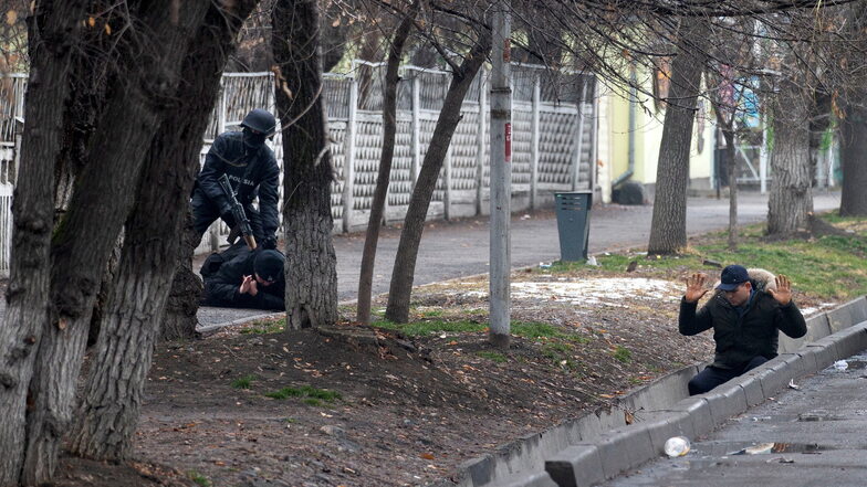Ein Polizist hält zwei Demonstranten in Almaty, Kasachstan, fest. Der kasachische Präsident hatte am Freitag die Sicherheitskräfte ermächtigt, auf Teilnehmer an Unruhen zu schießen.