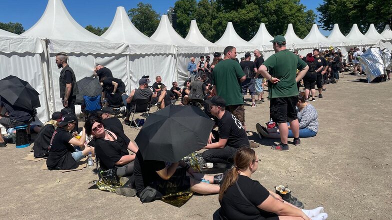 Hunderte Rammstein-Fans warten in praller Sonne auf Einlass zum Konzert in Dresden