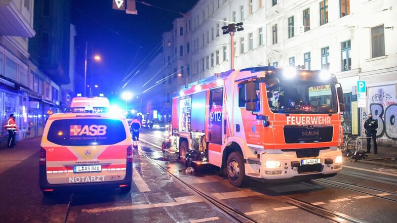 Nach einem Brand ist in einer Wohnung in Leipzig ein Toter gefunden worden.