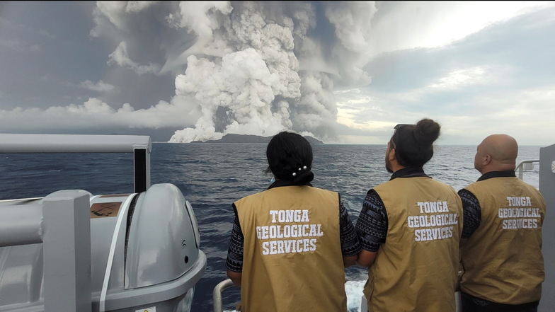Mitarbeiter des Geologischen Dienstes von Tonga beobachten und überwachen den Ausbruch des Vulkans Hunga-Tonga-Hunga-Ha'apai.