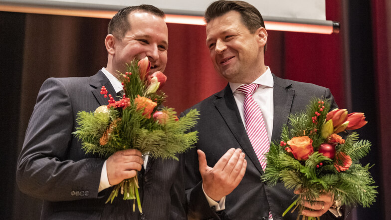 Blumen für die Wahlsieger: Holger Scholze (r.) wird wie erwartet als Präsident von Dynamo bestätigt. Platz zwei geht an Ronny Rehn. Überraschend?