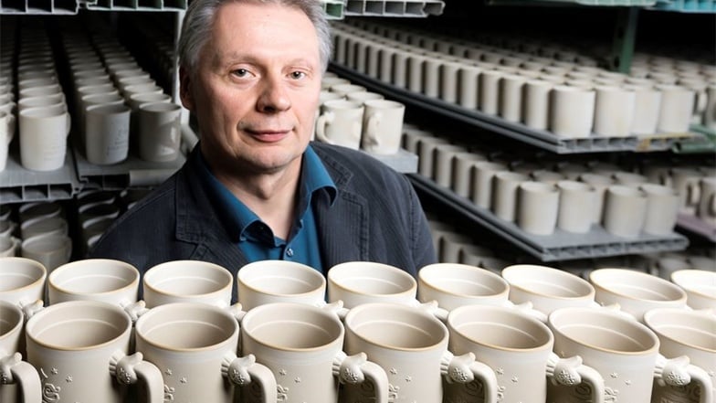Hat neben Keramik-Tassen wie hier für den Striezelmarkt, bald auch Porzellantassen im Schrank: Andreas Kannegießer führt in seiner Lausitzer Manufaktur die NPM-Linien weiter.