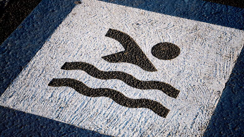 Dieses Symbol weist auf dem Elberadeweg auf das Strehlaer Nixenbad hin. Das ist jetzt wieder geöffnet. Seine Schwimmlehrgänge bietet der SC Riesa allerdings im Riesaer Hallenbad an.