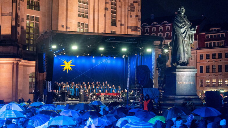 An der Bühne vor der Frauenkirche wurde mit Worten und Musik auf die Weihnachtszeit eingestimmt.