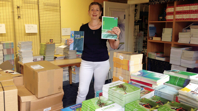 Elisabeth Sygusch hat gut zu tun, die Palettenware Schulbücher so zu ordnen, dass sie den Schulen passgenau ausgeliefert werden kann.