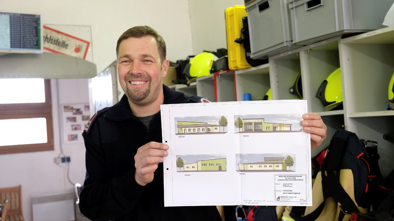 Der Heynitzer Wehrleiter Marcel Langenbacher zeigt, wie das neue Feuerwehrgerätehaus aussehen wird.
