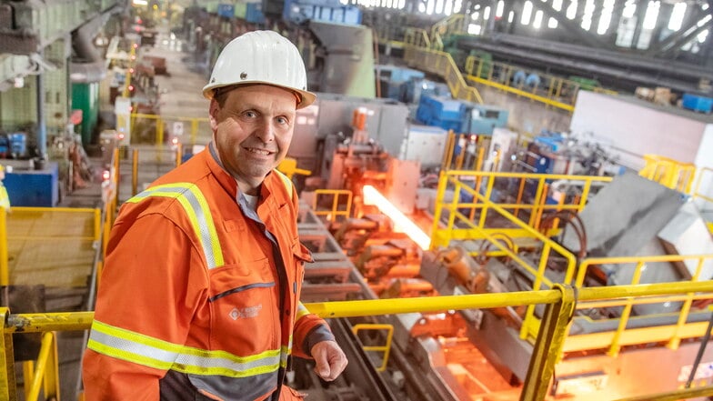 Dirk Breuer, promovierter Ingenieur, leitet die Großreparatur im Stahlwerk Riesa. Hier ein Blick auf die neue Knüppelschweißmaschine.