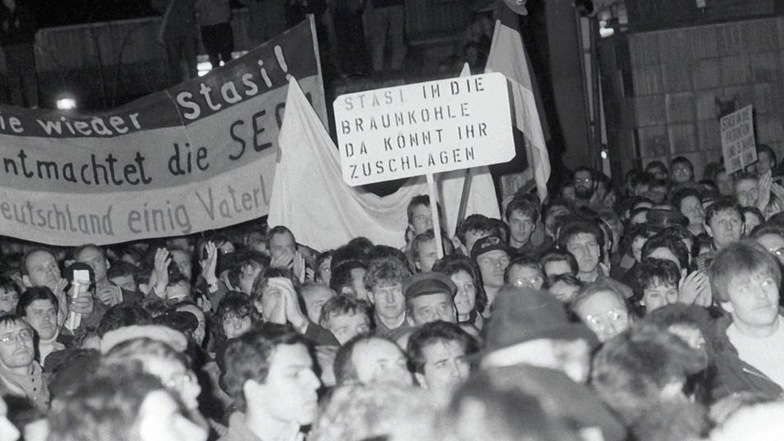 Nach einer friedlichen Demonstration vor der Stasizentrale in der Berliner Normannen-/Ruschestraße, zu der das Neue Forum aufgerufen hatte, stürmen Tausende das Gebäude des DDR-Ministeriums für Staatssicherheit.